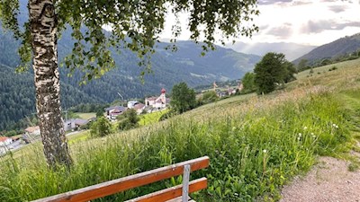 Tiers wird von schönen Wiesen umrahmt