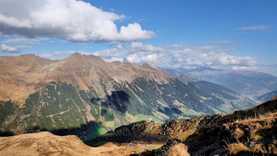 Gipfelblick von der Zunderspitze auf die gegenüberliegende Wetterspitze und die Telfer Weißen