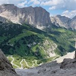 Blick auf die serpentinenförmige Grödner-Joch-Straße