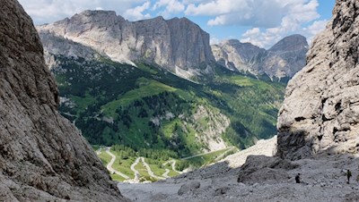 Blick auf die serpentinenförmige Grödner-Joch-Straße
