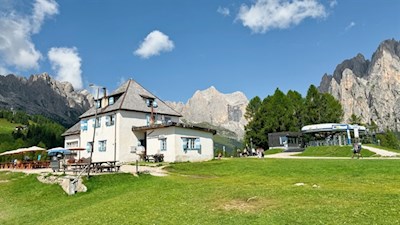 Rifugio Ciampedie auf der Ciampedie-Anhöhe