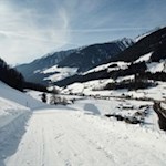 Die Rodelbahn steigt im steten Anstieg in Richtung Skigebiet Klausberg an