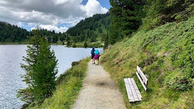 Am Seeufer laden Bänke zum Verweilen ein