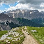 Der Pfad Nr. 17 führt vor malerischer Kulisse zur Steviahütte hinab