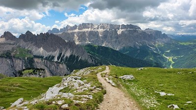 Der Pfad Nr. 17 führt vor malerischer Kulisse zur Steviahütte hinab