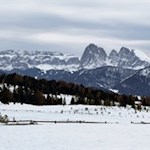 Hinter uns erheben sich der Sellastock und die Langkofelgruppe