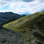 Geröll, Heidehänge und schmale Pfade prägen den Weg auf die Lorenzispitze