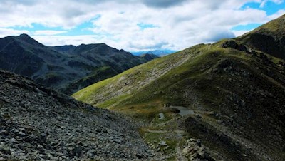 Geröll, Heidehänge und schmale Pfade prägen den Weg auf die Lorenzispitze