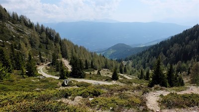 Sanft schlängelt sich der Weg durch die bukolische Landschaft