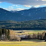 Anche la chiesetta di San Valentino e il Sass de Putia che svetta alle sue spalle entrano nel nostro campo visivo.