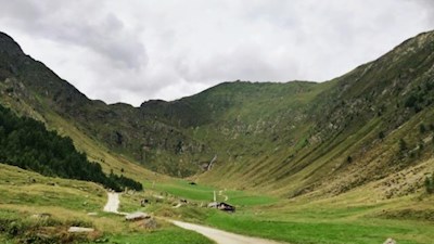 Auf breiten, nahezu ebenen Wegen durchs Altfasstal