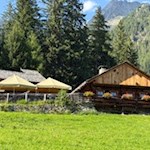 Die Bergeralm und ihre einladende Sonnenterrasse