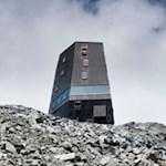 Il futuristico design del rifugio Sasso Nero
