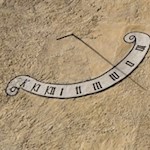 Sonnenuhr an den Burgmauern