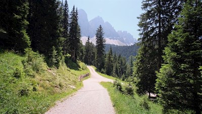 Against the backdrop of the Geisler peaks to the Kaserill Alm mountain hut