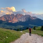 Vor der Kulisse des Latemar zum Berggasthaus Jolanda