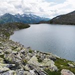 Der Waldnersee präsentiert sich vor der malerischen Kulisse der gegenüberliegenden Bergwelt