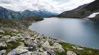 Der Waldnersee präsentiert sich vor der malerischen Kulisse der gegenüberliegenden Bergwelt