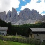 Zu Füßen der Geisler liegt die urige Dusler Alm