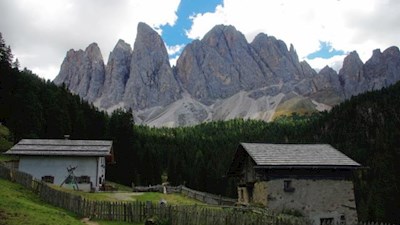 Zu Füßen der Geisler liegt die urige Dusler Alm