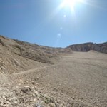 In der Ferne zeichnen sich bereits die Umrisse der Lagazuoihütte ab