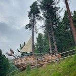 Hinter dem Piratenschiff zweigt der Wanderweg rechts ab