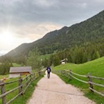 Sanft-führt-der-Naturerlebnisweg-Zans-durch-die-malerische-Almlandschaft