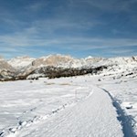 Vor uns erheben sich die Conturinesspitze, der Lagazuoi und der Settsass
