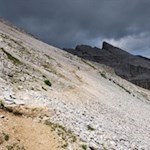 Der Panoramasteig Nr. 18 quert die kargen Hänge in Richtung Latemarspitze