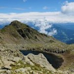 Am abgeschiedenen, tiefblauen Kassiansee vorbei auf die gleichnamige Spitze