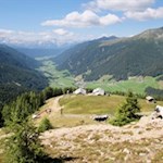 Von der Uwaldalm steigt der Weg auf das Hochkreuz an 