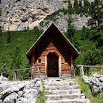 Die Holzkapelle nahe der Scotoni Hütte gedenkt der Gefallenen des Ersten Weltkrieges
