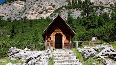 La cappella in legno vicino al rifugio Scotoni ricorda i caduti della prima guerra mondiale.