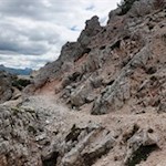 Knapp über dem Abgrund windet sich der Pfad in Richtung Haunoldköpfl