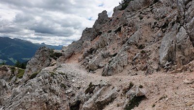 Knapp über dem Abgrund windet sich der Pfad in Richtung Haunoldköpfl