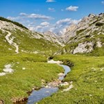 Mit Blick auf die Drei Zinnen zur Hochalmhütte Fojedöra