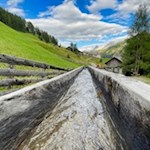 Die erste Mühle am Mühlenweg wird über eine lange Rinne mit Wasser gespeist
