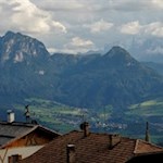 Blick auf die gegenüberliegende Hammerwand, den Tschafon und den dahinter aufragenden Latemar