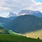 Im Hintergrund erheben sich der Peitlerkofel und die Aferer Geisler