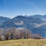 All'orizzonte si stagliano le cime del Putia, delle Odle  e della Rasciesa.