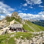 Die-Pederiva-Hütte-mit-dem-netten-Willkommensgruß-auf-dem-Dach