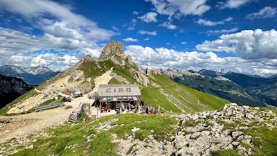 Die Pederiva Hütte mit dem netten Willkommensgruß auf dem Dach