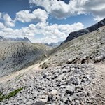 Der-Gaisl-Höhenweg-quert-aussichtsreiche-Geröllhänge