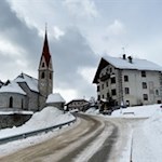 Etwa 2 km hinter der idyllischen Dorfkirche liegt der Wanderparkplatz