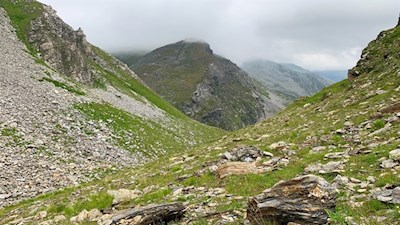 Der serpentinenförmige Anstieg über den Gipfelaufbau des Wolfendorn gerät in unser Blickfeld