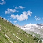 Hinter dem Kreuzkofel erhebt sich eine schneeweiße Gletscherwelt