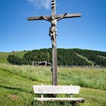 Längs des Weges zur Sanon Hütte laden Bänke zum Verweilen ein 