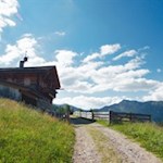 Die Uwaldalm vor schönem Sommerhimmel