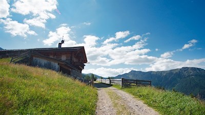 Die Uwaldalm vor schönem Sommerhimmel