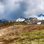 Hinter dem Gipfelkreuz führt der Weg in Richtung Weißspitze